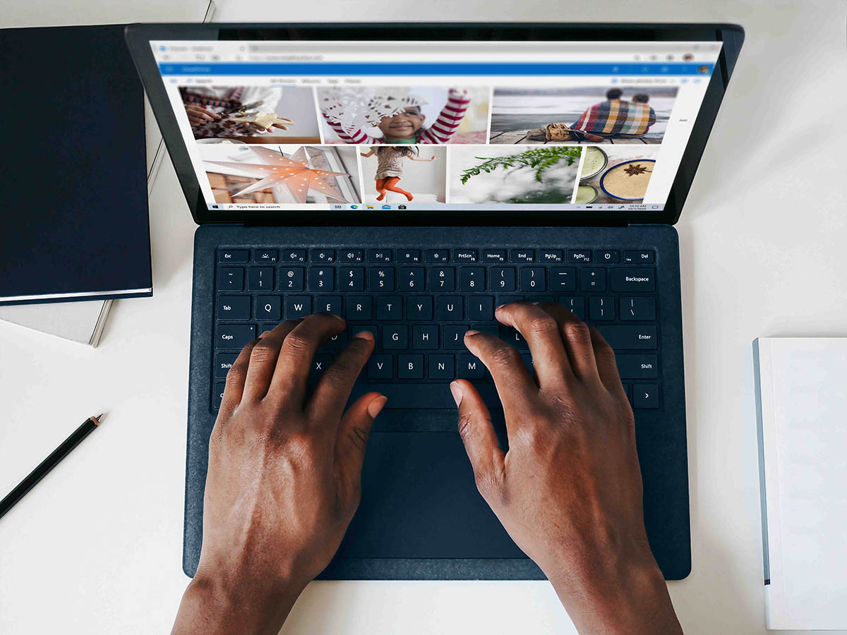 Rapaz trabalhando em seu notebook