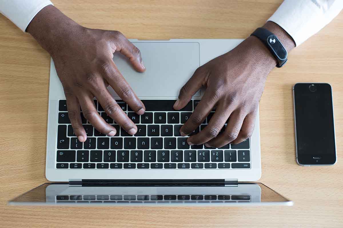 Rapaz trabalhando em sua loja virtual