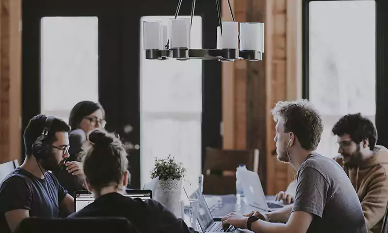 Jovens fazendo uma reunião