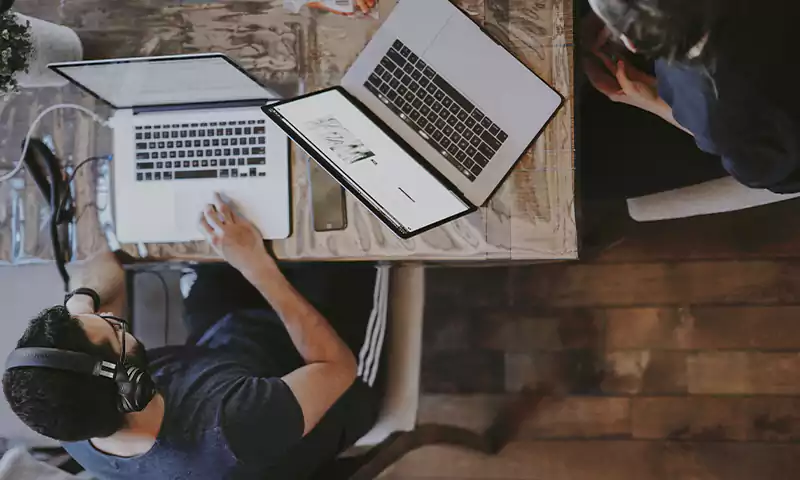 Jovem trabalhando em seu notebook
