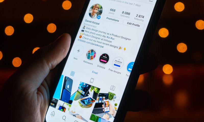 Uma pessoa olhando o instagram